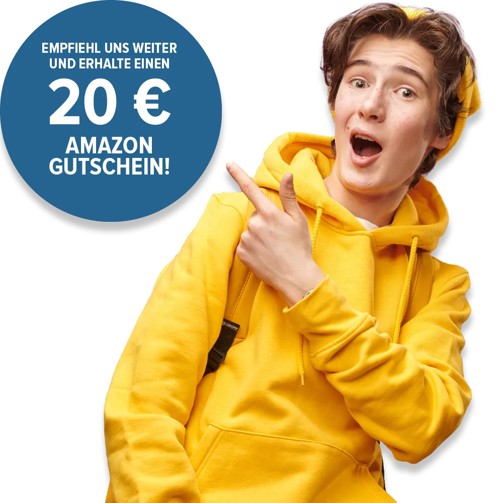 Schüler zeigt auf den 20-€-Amazon-Gutschein